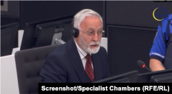 Jakup Krasniqi gjatë një seance para Dhomave të Specializuara.