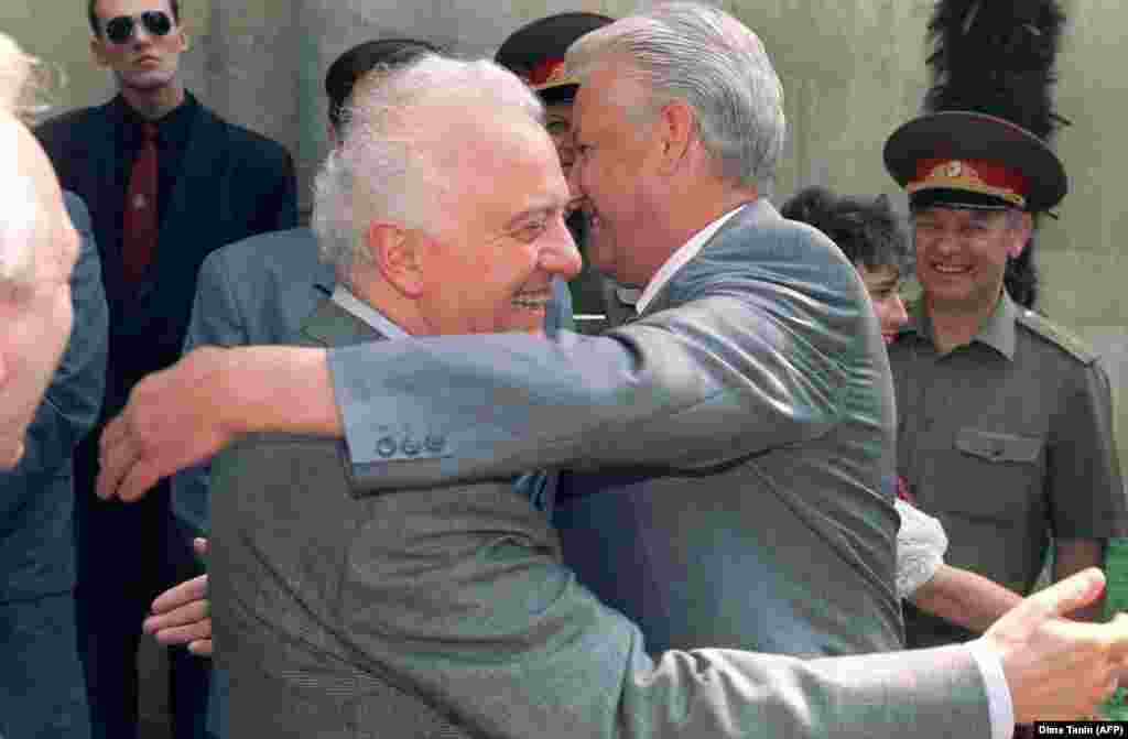 In June 1992, Russia's Boris Yeltsin (right) and Georgia's Eduard Shevardnadze met in Sochi, and signed an agreement that ended sporadic low-level fighting in South Ossetia, in which up to 1,000 people had died over the previous few years. It created a trilateral Joint Peacekeeping Force comprising 500 peacekeepers each from Russia, Georgia, and North Ossetia (co-ethnics of the population in South Ossetia across the border in Russia), as well as a commission overseeing them.