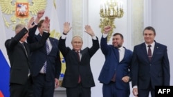 د روسیې ولسمشر ولادیمیر پوتین د سپټمبر په دېرشمه یو سند لاسلیک کړ چې د خپل هېواد له خاورې سره د اوکراین د دونیڅک، لوهانسک، خرسون او زاپروژیا د یوځای کېدو هڅې ته رسمیت ورکوي.