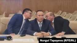 ЖСДП кандидаты Нұрлан Әуесбаев (ортада). Жанында ЖСДП төрағасы Асхат Рахымжанов (оң жағында) және партия аппаратының жетекшісі Талғат Омаров отыр. Астана, 7 қазан 2022 жыл.  