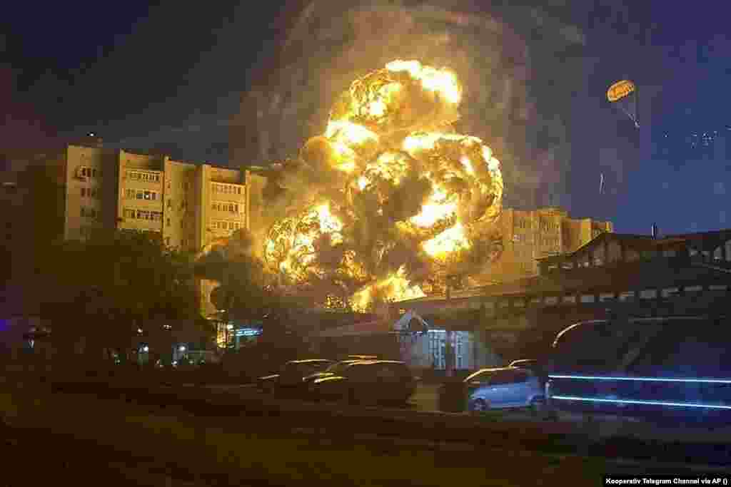 Momentul în care un avion de luptă rusesc Su-34 cade peste un bloc de 9 etaje, ucigând 15 oameni în portul Yeysk, după o defecțiune la motor, scurt timp după decolare, pe 17 octombrie 2022. Unul dintre piloți (dreapta) a reușit să se salveze.&nbsp;(Kooperativ Telegram Channel via AP)