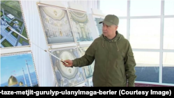 В центре Ахалского велаята будет построена и открыта новая мечеть. Гурбангулы Бердымухамедов знакомится с проектом. 6 октября, 2022.