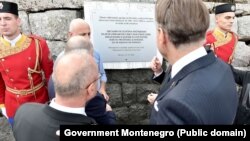 Šefovi diplomatija Hrvatske i Crne Gore, Gordan Grlić Radman i Ranko Krivokapić tokom otkrivanja spomen ploče na bivšem logoru za hrvatske zarobljenike u Morinju. 10. oktobar. 