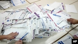 Zvaničnici Izborne komisije prebrojavaju glasove nakon općih izbora u Sarajevu, 2. oktobra 2022.