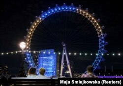 Лондонське окo – одне з найбільших оглядових коліс у світі у синьо-жовтих кольорах, 2022 рік