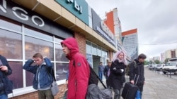 Ruși care au fugit de recrutare au primit refugiu într-un cinematograf din Kazahstan