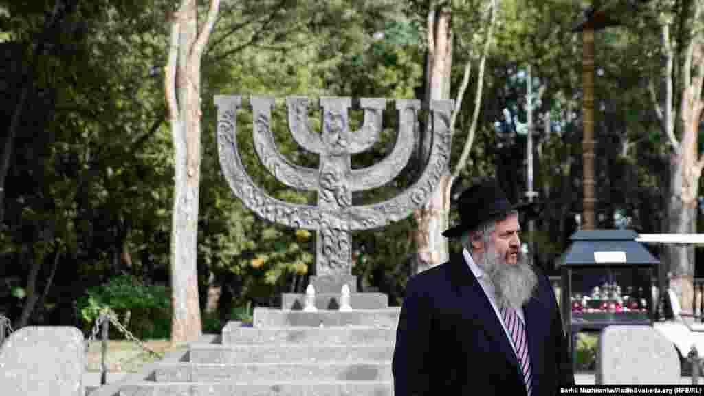 Головний рабин України Моше Реувен Азман під час церемонії вшанування жертв Бабиного Яру. Київ, 29 вересня 2022 року&nbsp; Російські сили вчиняють так само як нацисти &ndash; сказав Моше Реувен Асман в інтерв'ю Радіо Свобода &nbsp; 