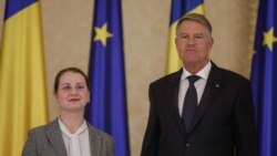 Ligia Deca face o plecăciune în fața lui Klaus Iohannis