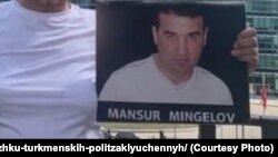 Syýasy tussag Mansur Mingelowyň daýzasy Nurjan Suzer türkmen syýasy tussaglary goldamak üçin BMG-nyň Nýu-Yorkorkdaky baş edarasynyň öňünde piket gurady. 2022-nji ýylyň sentýabr aýy.