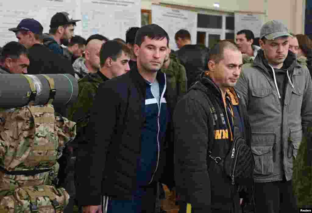 Regruti stižu na dodijeljeno mjesto okupljanja u Bataysku. Južna komanda ukrajinskih oružanih snaga saopštila je 27. septembra da je njena kontraofanziva u jugoistočnoj oblasti Herson rezultirala gubicima neprijatelja od 77 vojnika, šest tenkova, pet haubica, tri protivavionske instalacije i 14 oklopnih vozila.&nbsp;