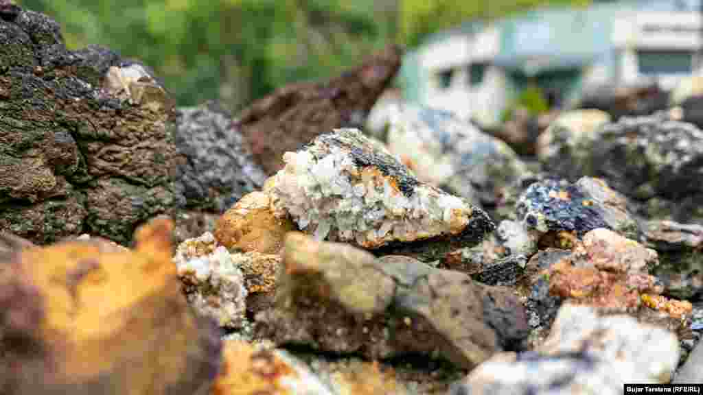 Pamje të kristaleve ngjyrash të ndryshme të ekspozuara në oborrin e muzeut.&nbsp;