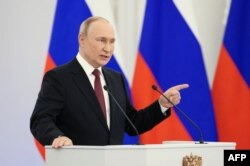 Владимир Путин бросает обвинения и произносит угрозы в адрес Запада, выступая с речью на церемонии, посвященной аннексии четырех регионов Украины