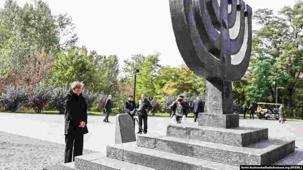 Надзвичайний і повноважний посол Федеративної Республіки Німеччина в Україні Анка Фельдгузен вшановує пам'ять жертв Бабиного Яру, схиливши голову перед Менорою. &nbsp;