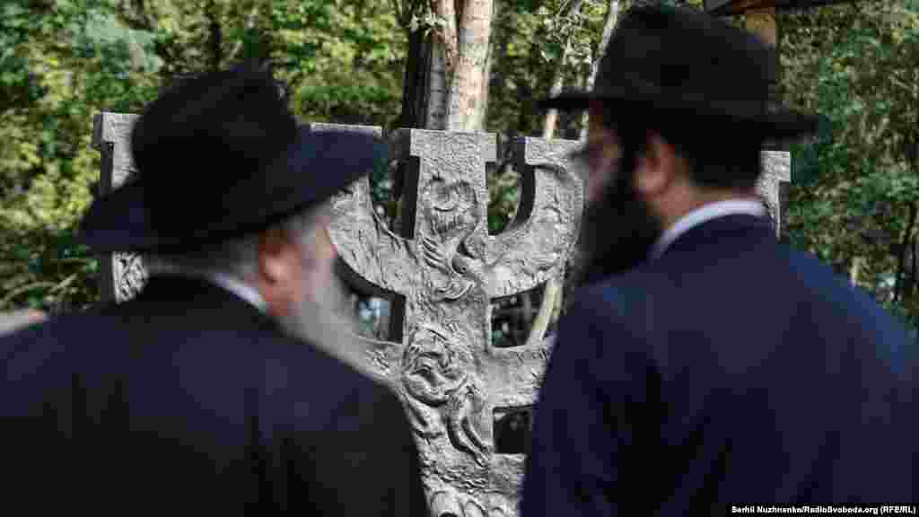 Біля символічної синагоги &laquo;Місце для роздумів&raquo; у Бабиному Яру. 29 вересня 2022 року &laquo;Ми повинні зробити все, що від нас залежить, для того, щоб захистити нашу землю та нашу незалежність, територіальну цілісність. І за це зараз платять найвищу ціну наші патріоти. Ми шануємо пам'ять безвинно загиблих, шануємо пам&rsquo;ять Праведників, які, ризикуючи своїм життям, рятували тисячі людей. Ніколи не забудемо!&raquo;, &ndash; наголосив Київський міський голова &nbsp;Віталій &nbsp;Кличко.