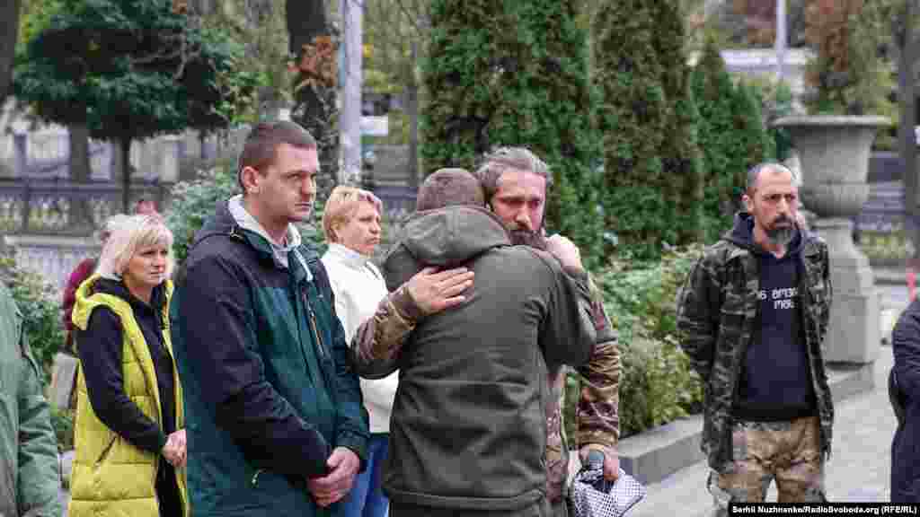 Чоловіки &nbsp;не стримували сліз