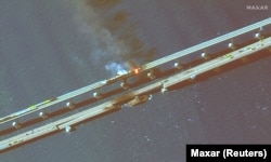 На кольоровому інфрачервоному супутниковому знімку крупним планом видно дим, що піднімається від пожежі на Керченському мосту в Керченській протоці, Крим, 8 жовтня 2022 року