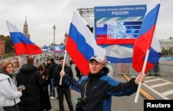 Ljudi na putu ka Kremlju gdje će se održati koncert nakon ceremonije aneksije ukrajinskih teritorija Rusiji, Moskva, 30. septembar