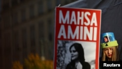 تصویر مهسا امینی که توسط مظاهره چیان حمل می شود