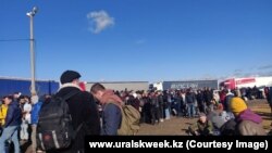 Орусия менен Казакстандын чек арасында жайгашкан Маштаково постунун алдында. 2022-жыл, сентябрь.
