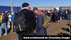 Казакъстан чигендәге Маштаково тикшерү пунктында Русиядән килүчеләр
