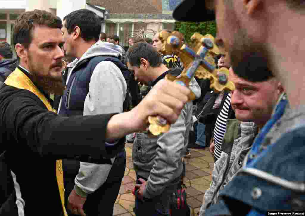 Pravoslavni sveštenik blagosilja regrute. Patrijarh Kiril, poglavar Ruske pravoslavne crkve, rekao je svojim sljedbenicima da "žrtva tokom izvršavanja vojne dužnosti pere sve grijehe". Patrijarh je ovo kazao na propovijedi 25. septembra dok se zemlja suočava s prosvjedima i kritikama zbog nedavne objave Kremlja o djelomičnoj vojnoj mobilizaciji za potrebe rata u Ukrajini.