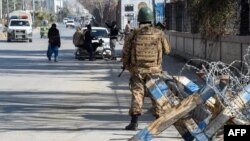 په کوټه کې پوځي سرتېری د سړک په غاړه ولاړ دی ـ پخوانی انځور.