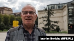 "Përpara ka qenë më ndryshe, sepse njerëzit nuk i lajmëronin familjarët e vdekur, i keqpërdornin pensionet”, thotë Isat Muja, pensionist.