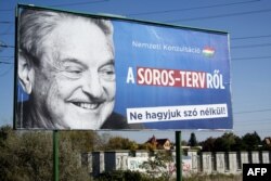 Un afiș al cu George Soros cu inscripția „Consultare națională despre planul lui Soros – Nu o lăsați să treacă fără cuvinte”, Budapesta, pe 16 octombrie 2017.