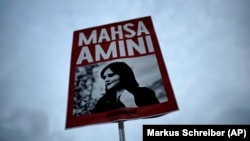 Fotografia e Mahsa Aminit, vdekja e të cilës në paraburgim në Teheran, nxiti valën e protestave në Republikën Islamike. 