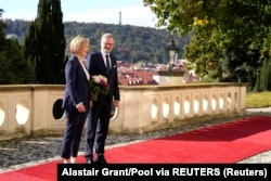 Premierul Marii Britanii, Liz Truss, alături de omologul ei ceh, Petr Fiala, în timpul reuniunii liderilor de stat de la Praga, pe 6 octombrie 2022.