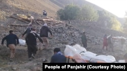 جسد یکی از فرماندهان محلی در پنجشیر که پس از دستگیری به وسیله طالبان به ضرب گلوله کشته شده است