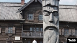 Республіка Карелія (суб'єкт Російської Федерації), що входить до складу Північно-Західного федерального округу. На світлині: Вепський етнографічний музей у селі Шолтозеро, 1992 рік