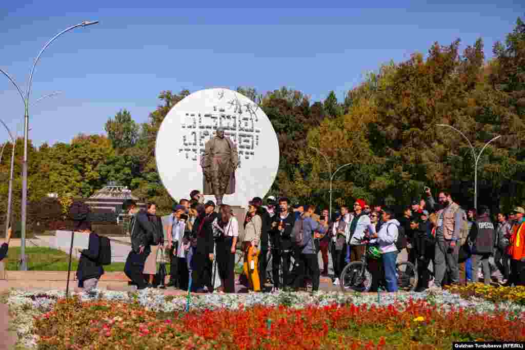 Акциянын катышуучулары Бишкек баатырдын эстелигинин жанынан өтүп бара жатышат.&nbsp;