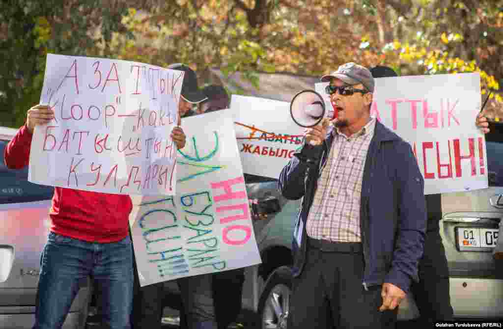 Эркин медиаларды жабуу талабы менен "Азаттыктын" кеңсесинин алдына чыккан митингде Бажы кызматынын мурдагы төрагасынын орун басары, коррупцияга айыпталып, күнөөсүн моюнга алып камалып чыккан Райымбек Матраимовдун жактоосучу Илимбек Исраилов модераторлук кылды. 13-октябрь, 2022-жыл. Бишкек.