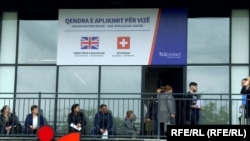 Redovi ispred centra za vizne aplikacije u Prištini, septembar 2022.