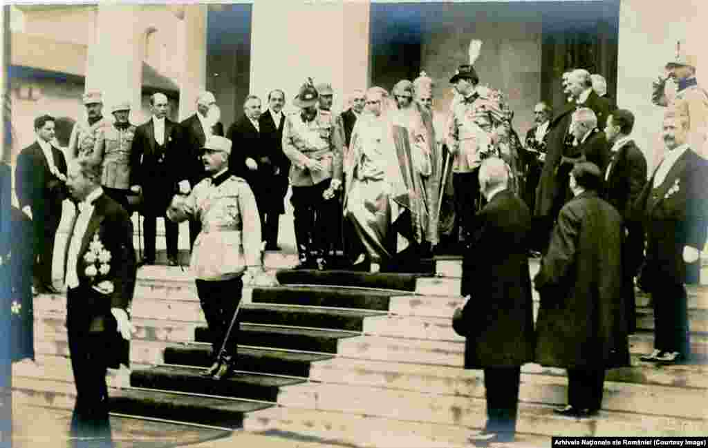 Pentru memoria luptătorilor și celebrarea Unirii, la Alba Iulia (cetatea Unirii lui Mihai Viteazul din 1600) a fost ridicată în 18 luni o catedrală. Are dimensiunea Bisericii Patriarhiei din București, perfect proporționată și zugrăvită de pictorul Costin Petrescu, cel care a făcut și fresca istorică de la Ateneu. Aici Maria și Ferdinand pornesc dintr-o clădire din apropiere spre Catedrală ca să fie unși cu mir și încoronați de capul Bisericii Ortodoxe, Miron Cristea.