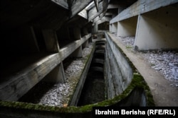 Hapësirat brenda kompleksit janë të stërmbushura me mbetje ndërtimore.