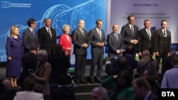 Președinta Comisiei Europene, Ursula von der Leyen (în roșu), a fost însoțită de lideri din Bulgaria, Azerbaidjan, Grecia, Serbia, România și Macedonia de Nord la inaugurarea de la Sofia, la 1 octombrie, a gazoductului dintre Grecia și Bulgaria.