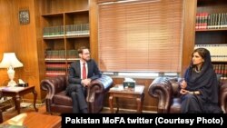 توماس ویست، نماینده ویژه وزارت خارجه امریکا برای صلح افغانستان هنگام دیدار با حنا ربانی کهر وزیر دولت در امور خارجه پاکستان