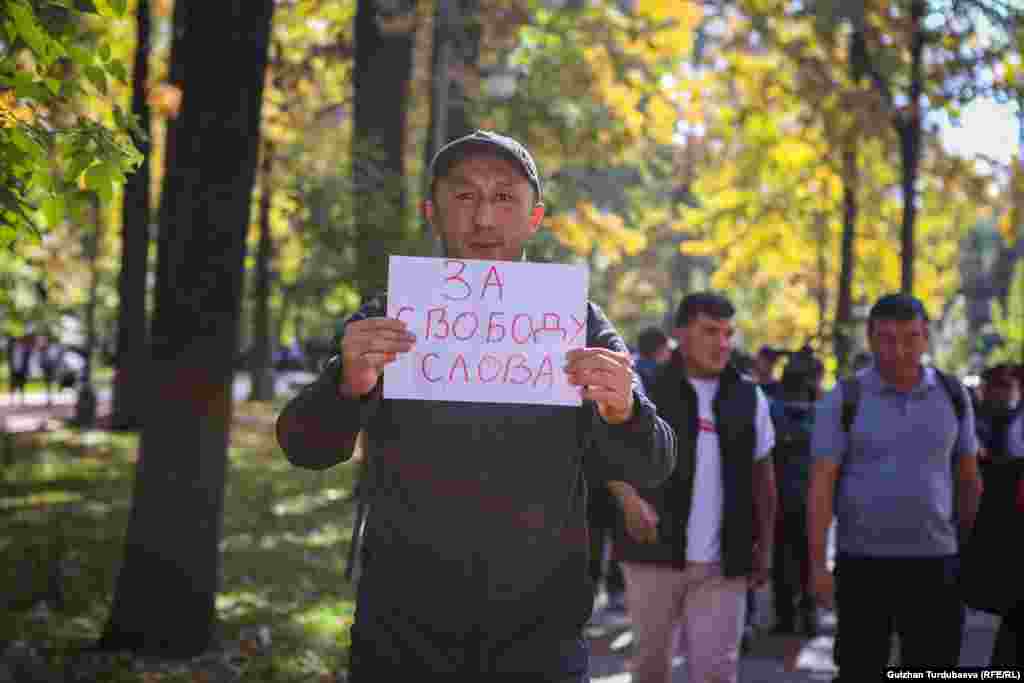 Жүрүштүн катышуучулары Темир жол вокзалынын алдына чогулуп, Эркиндик бульвары менен Ала-Тоо аянтына чейин жөө барышты.&nbsp;