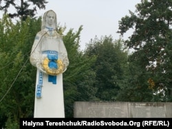 Радянська скульптура, яку селяни розмалювали