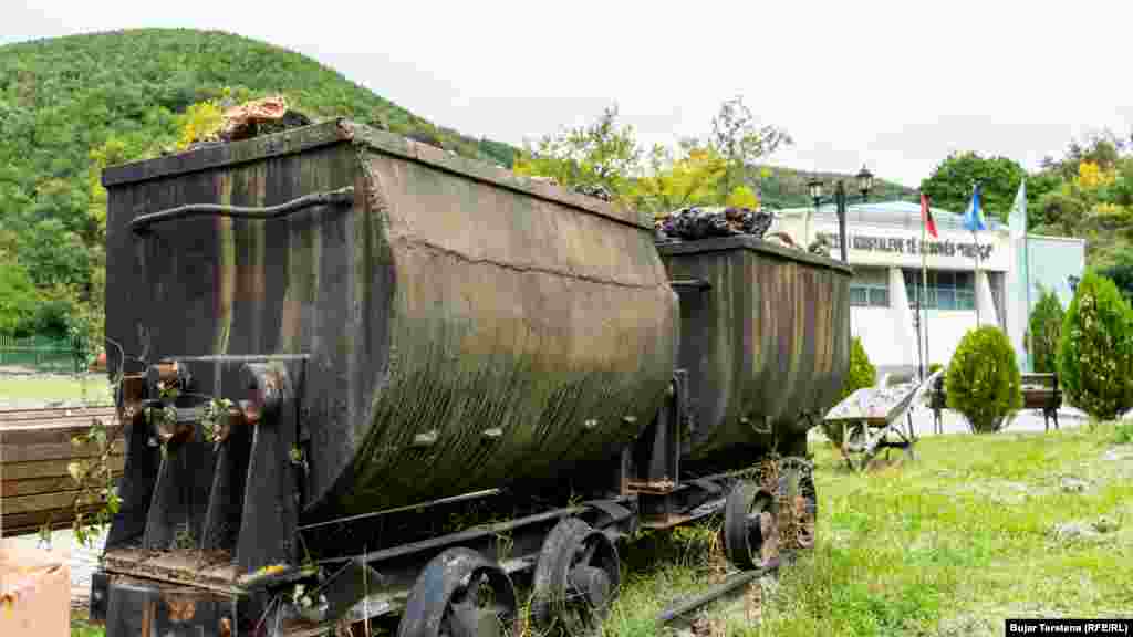 Vagon me kristale në oborrin e Muzeut të kristaleve dhe mineraleve. Grumbullimi i tyre ka nisur qysh nga vitet '60.&nbsp;