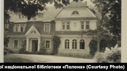 Палац графів Шептицьких, який у 1939 році відібрали військові Червоної армії і розмістили там командування