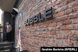 Aktualisht, në “Bubble” janë të punësuar katër punëtorë të rregullt që, po ashtu, i përkasin komunitetit LGBTI+.