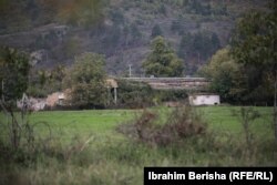 Objekti i fabrikës së mjaltit i fotografuar nga larg.