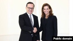 Заместитель руководителя Администрации президента Узбекистана Комил Алламжонов с помощником госсекретаря США Элизабет Кеннеди Трюдо. Ташкент, октябрь 2022 года.  