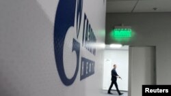 Rumunski tužioci upali su u kuće zaposlenih i u rumunsku centralu srpskog NIS Petrola, koju kontroliše ruski Gaspromnjeft, i pokrenuli istragu zbog navoda o curenju poverljivih podataka. (foto: iz sedišta Gaspromnjefta u Hanti-Mansijsku, Rusija, 30. avgust 2022.)