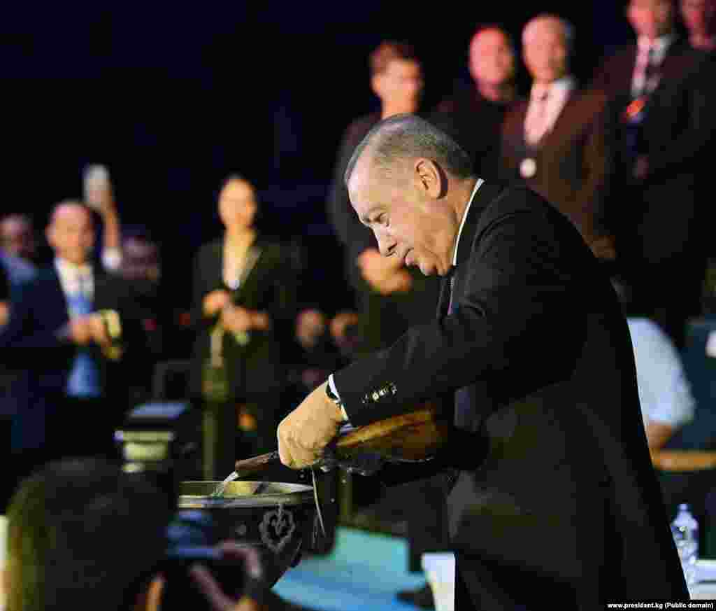 Режеп Тайып Эрдоган көөкөрдөн суу куюп, оюндарды баштап берди.&nbsp;