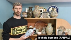 Үзенең остаханәсендә