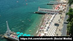 Побережье Крыма во время курортного сезона, иллюстрационное фото